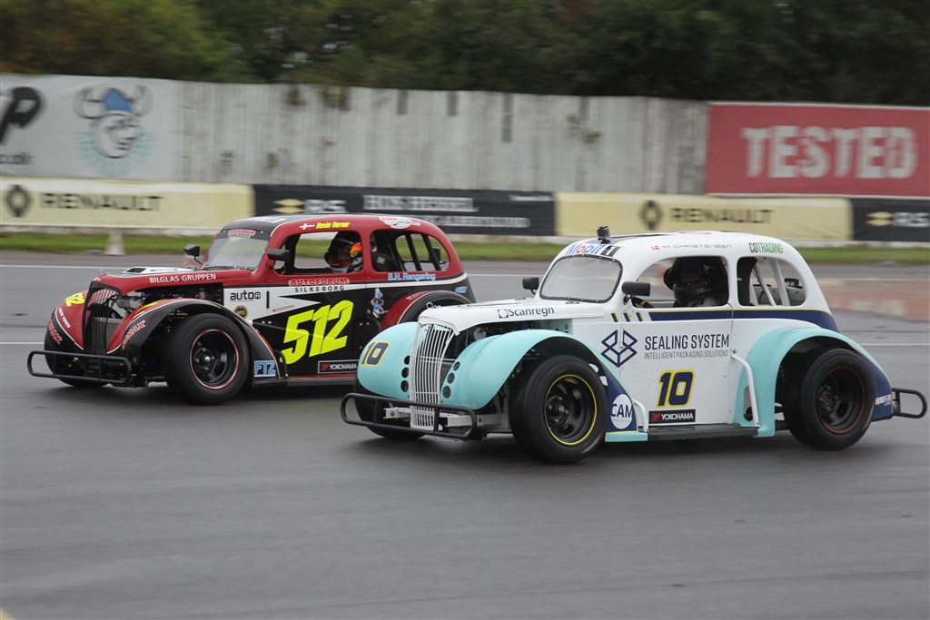 2018-mesteren Michael Søvang Christensen (10) slog bl.a. Kevin Verner (512) på FDM Jyllandsringens våde asfalt.
(Foto: Henning Smed Madsen)